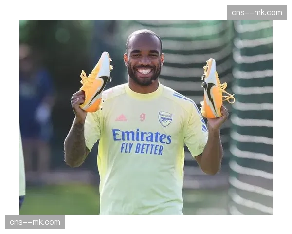 里昂锋线基石留守！拉卡泽特拒绝英超报价，全力助队撼动巴黎霸权